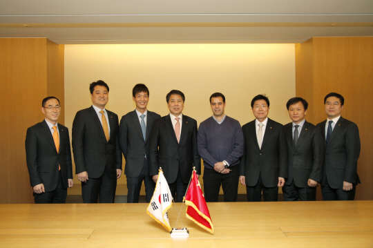 4일 서울 여의도 63빌딩 회의실에서 김용욱 한화S&C 대표와 소울 타이트 디안롱 대표가 핀테크 시장 진출을 위해 조인트 벤쳐를 설립하는 주주간 계약에 서명했다. (왼쪽 세 번째부터)김동원 한화생명 부실장, 김용욱 한화S&C 대표, 소울 타이트 디안롱사 대표, 김기한 한화 S&C 전무 등이 기념사진을 찍고 있다.  한화그룹 제공